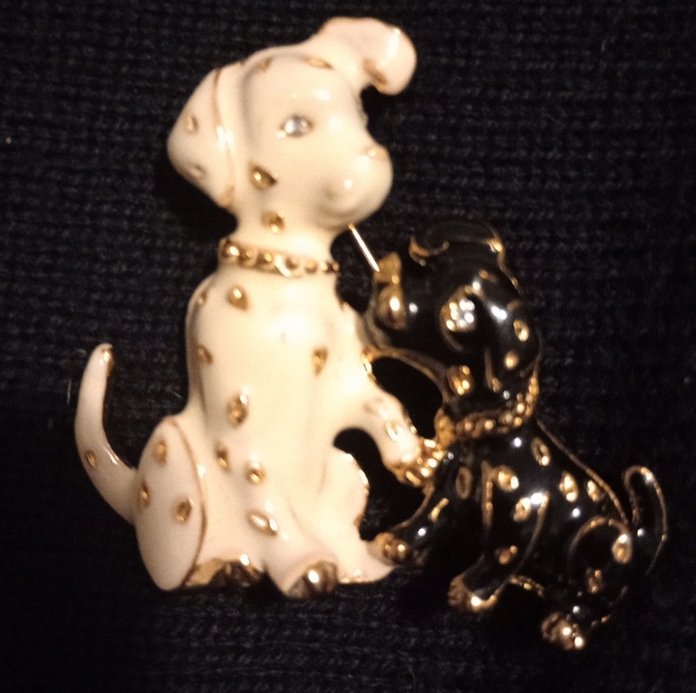 Puppie dog brooch